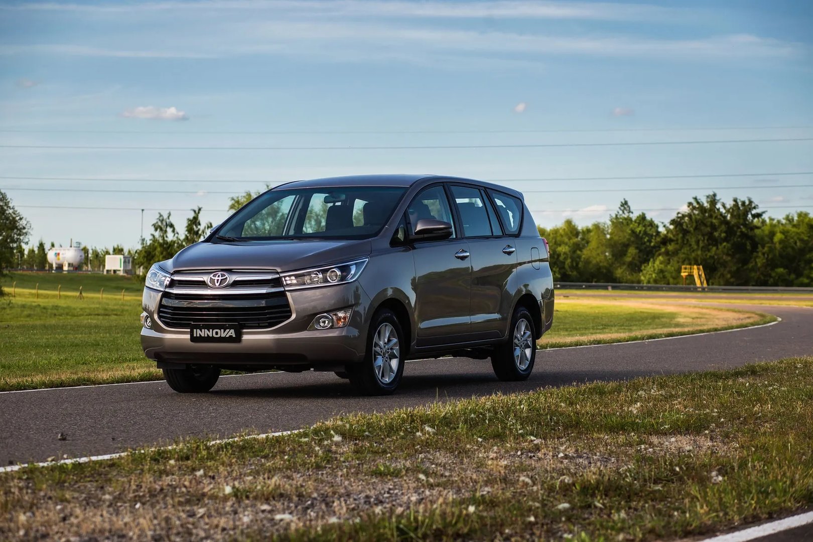 Toyota_Innova_2_generation__Compact_Van__5.jpg