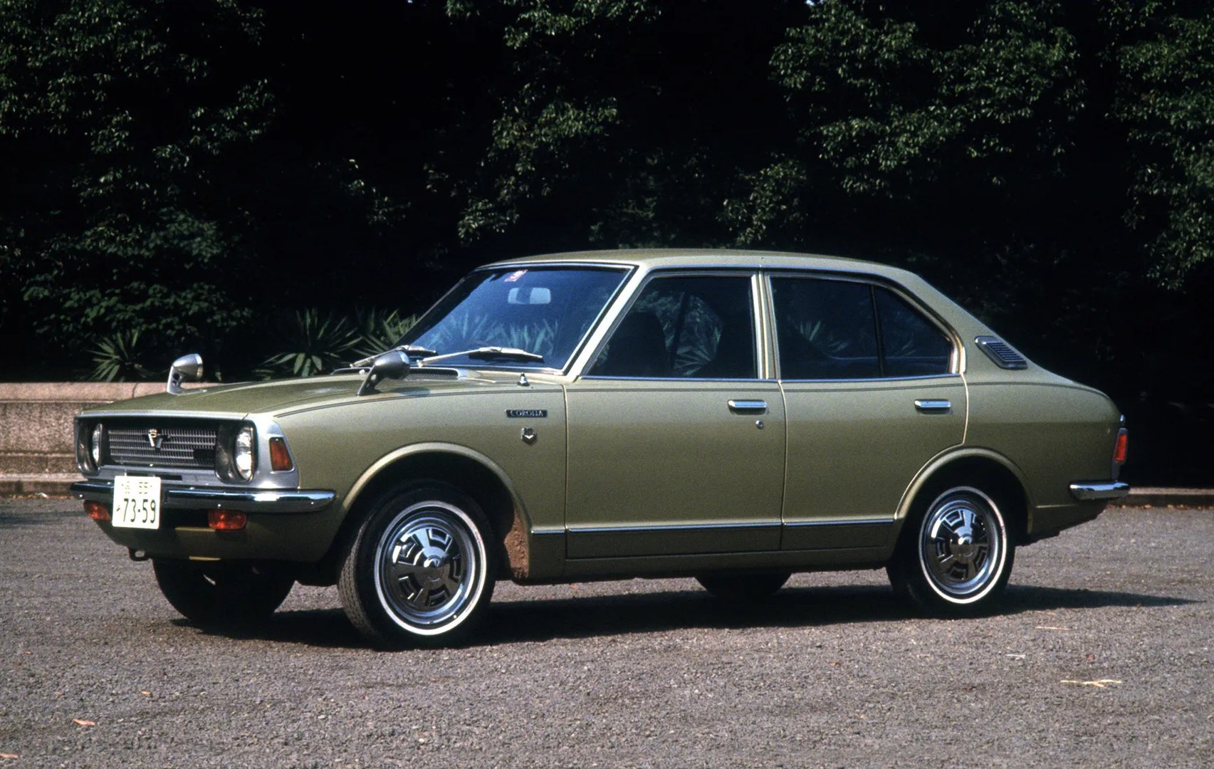 Toyota_Corolla_2_generation__Sedan__7.jpg