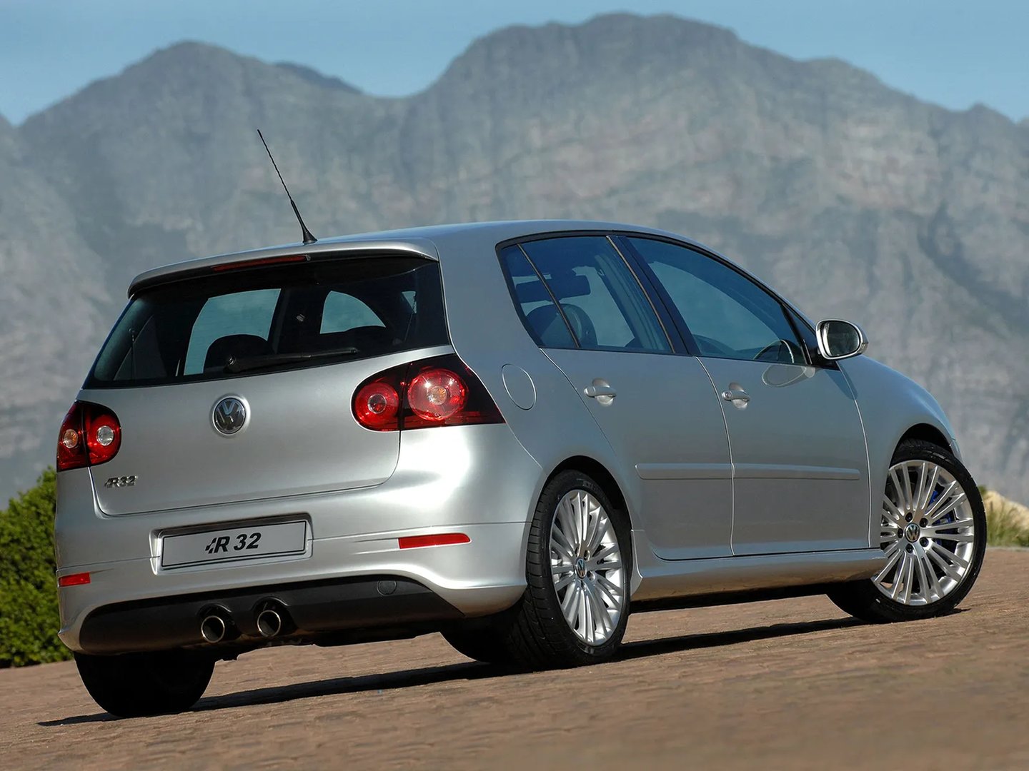 Volkswagen_Golf_R32_5_generation__Hatchback_5-door__5.jpg