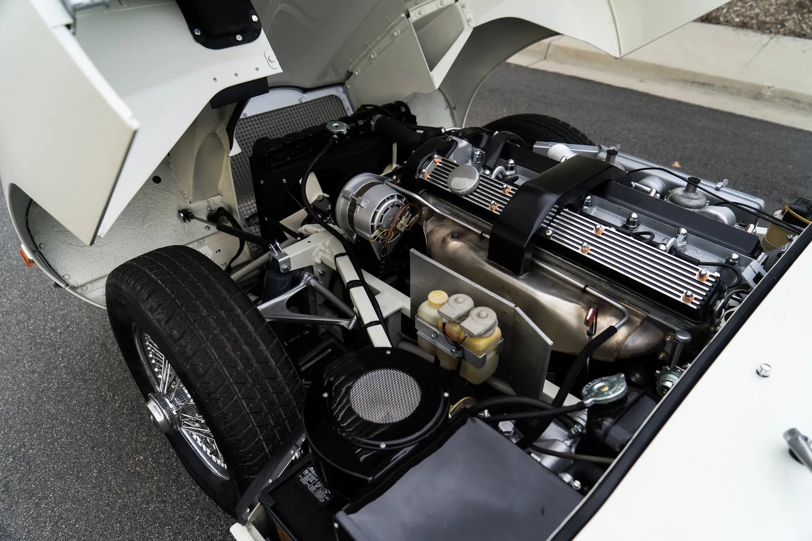 Jaguar_E-type_2_generation__Coupe__11.jpg