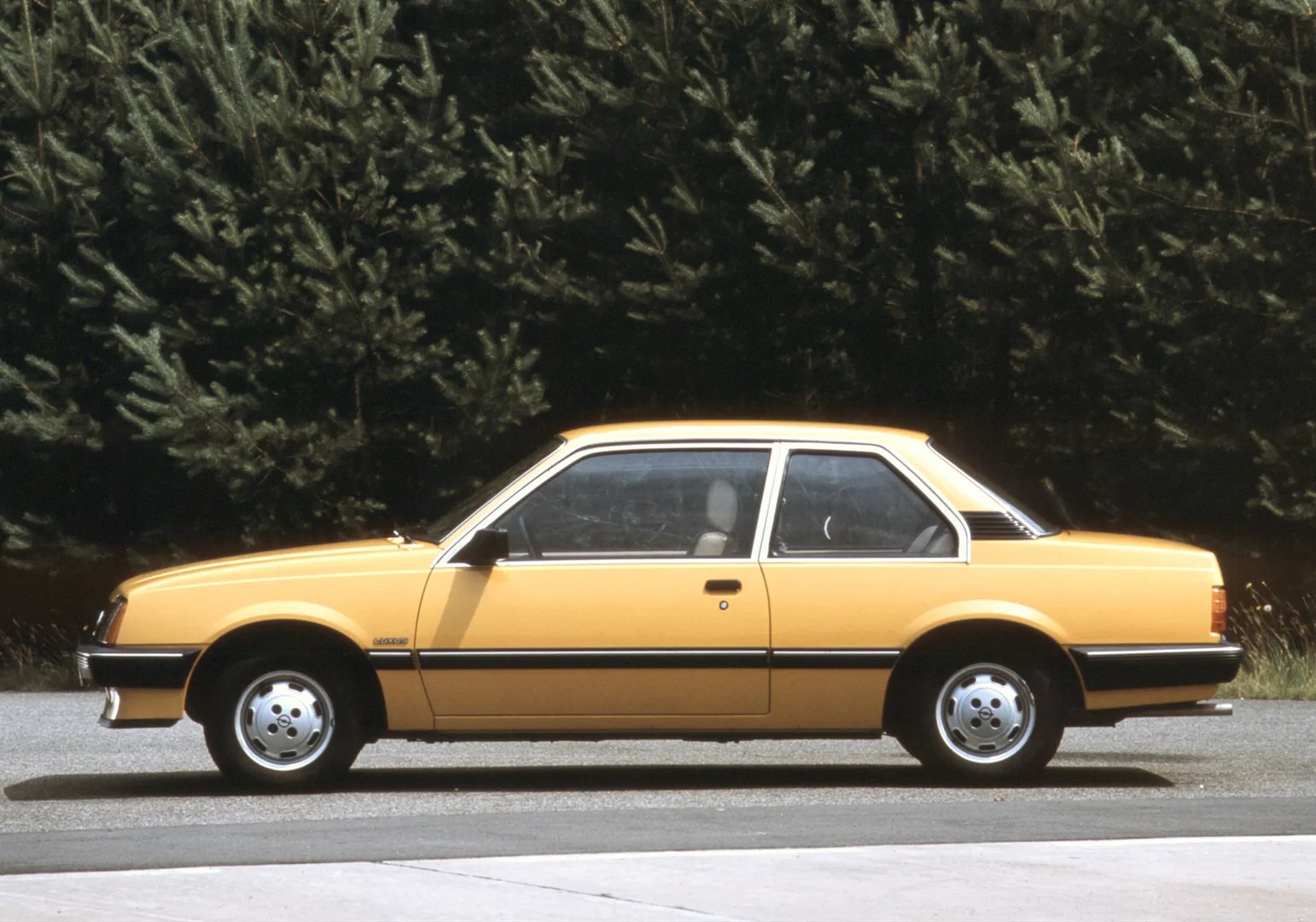 Opel_Ascona_3_generation__Sedan_2-doors__5.jpg
