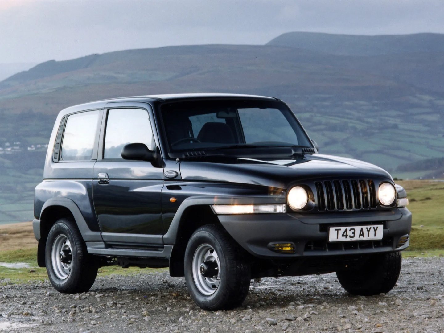 Daewoo_Korando_1_generation__SUV_3-doors__1.jpg