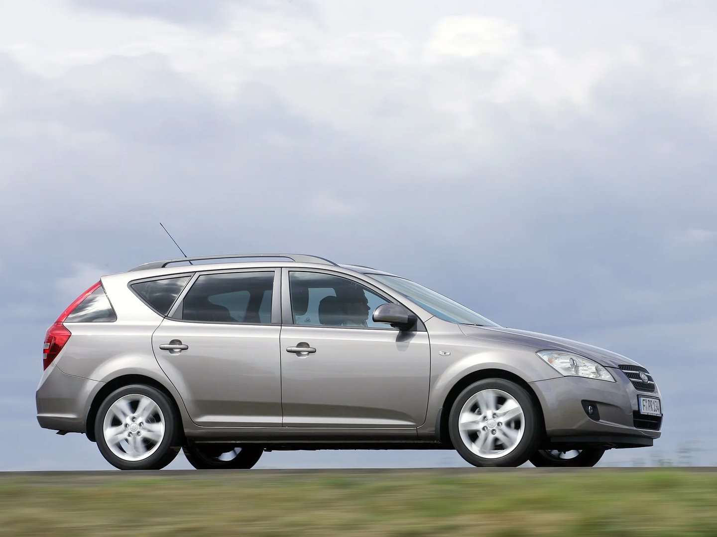 Kia_Ceed_1_generation__Estate_5-door__5.jpg