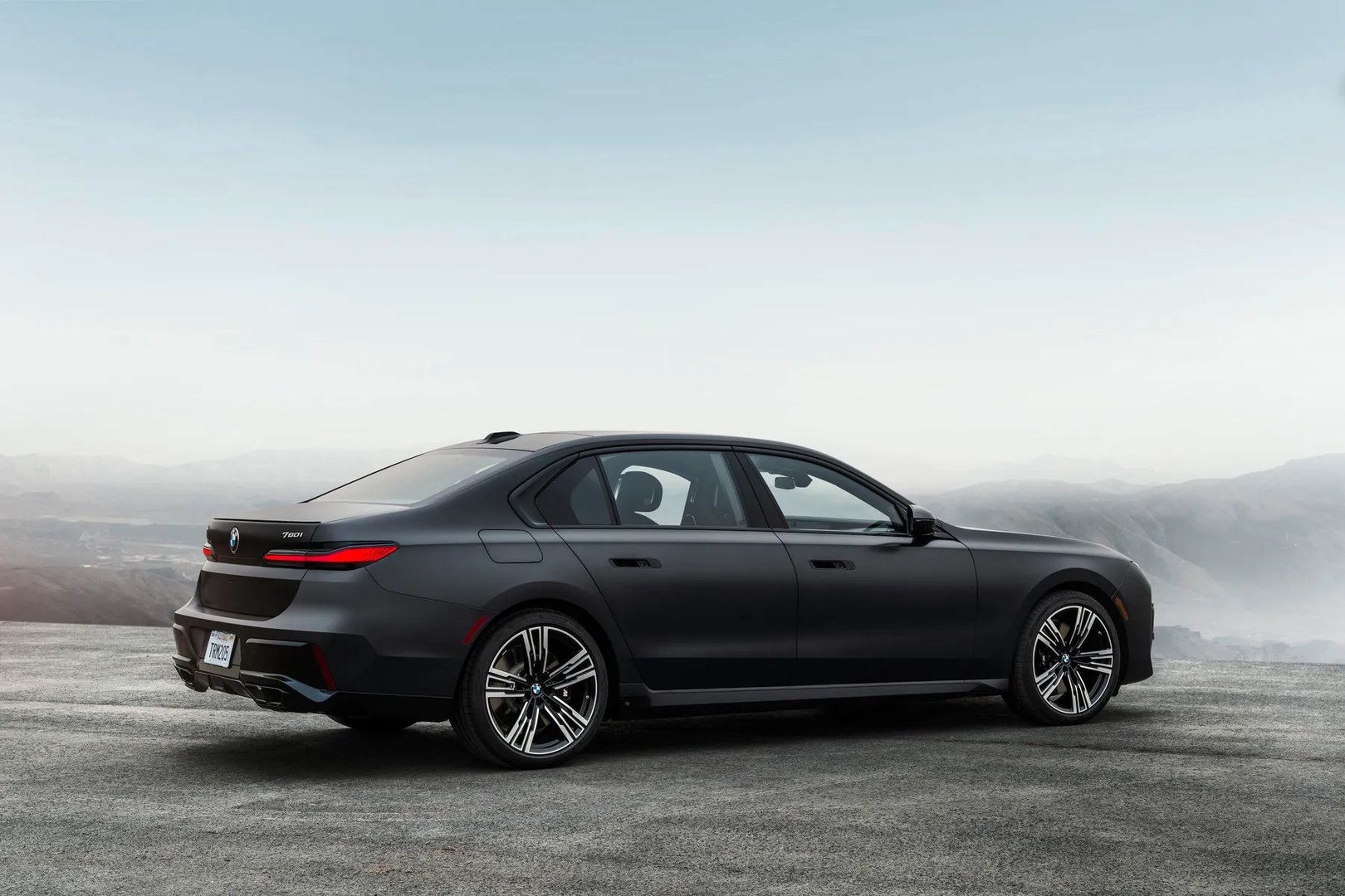BMW_7_series_7_generation__Sedan__2.jpg