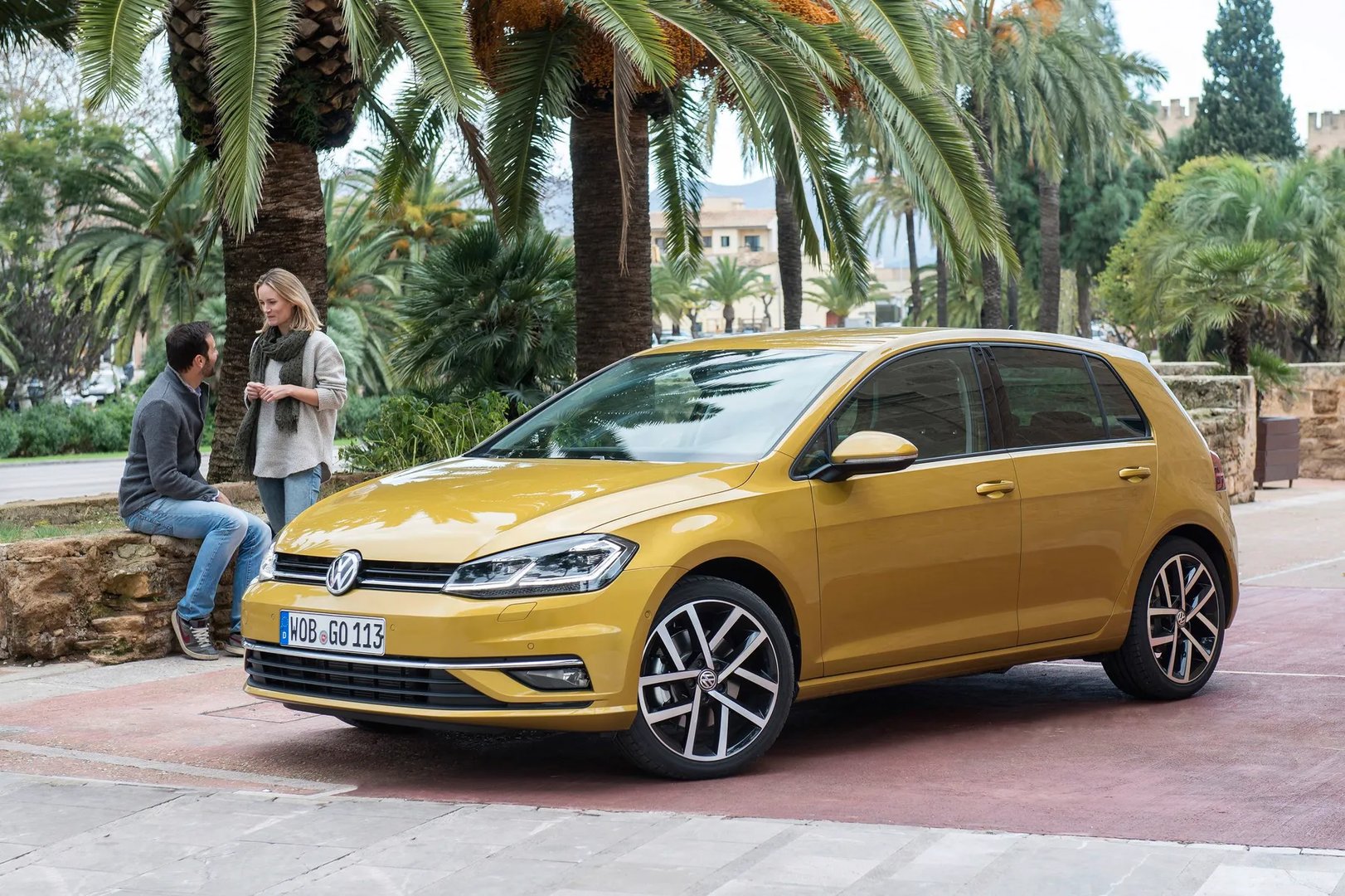 Volkswagen_Golf_7_generation_restyling__Hatchback_5-door__5.jpg
