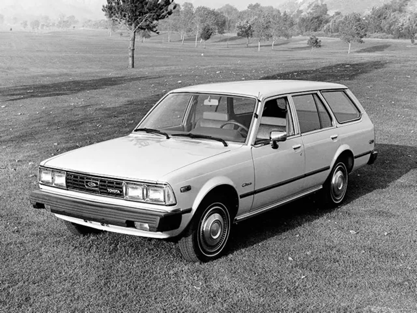 Toyota_Corona_6_generation__Estate_5-door__1.jpg