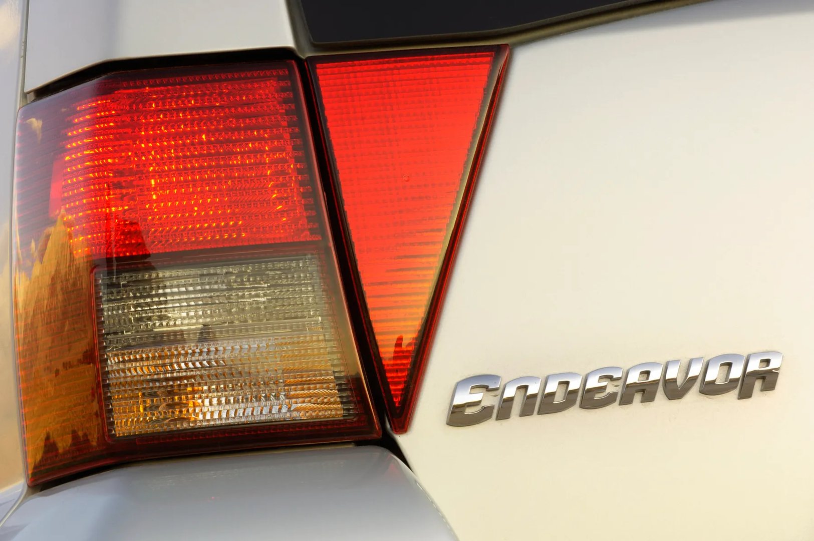 Mitsubishi_Endeavor_1_generation_restyling_1__SUV_5-doors__13.jpg