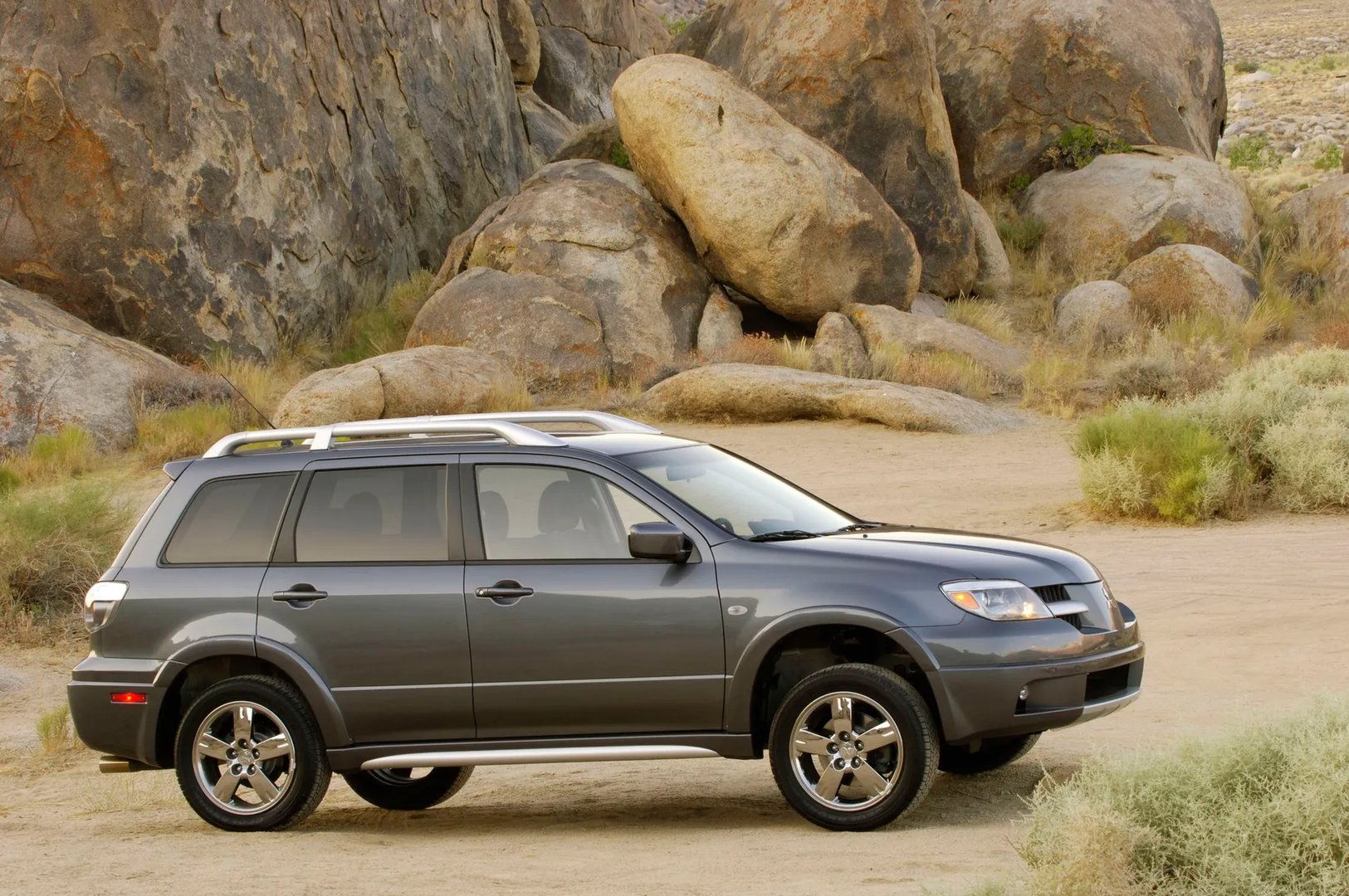 Mitsubishi_Outlander_1_generation__SUV_5-doors__3.jpg
