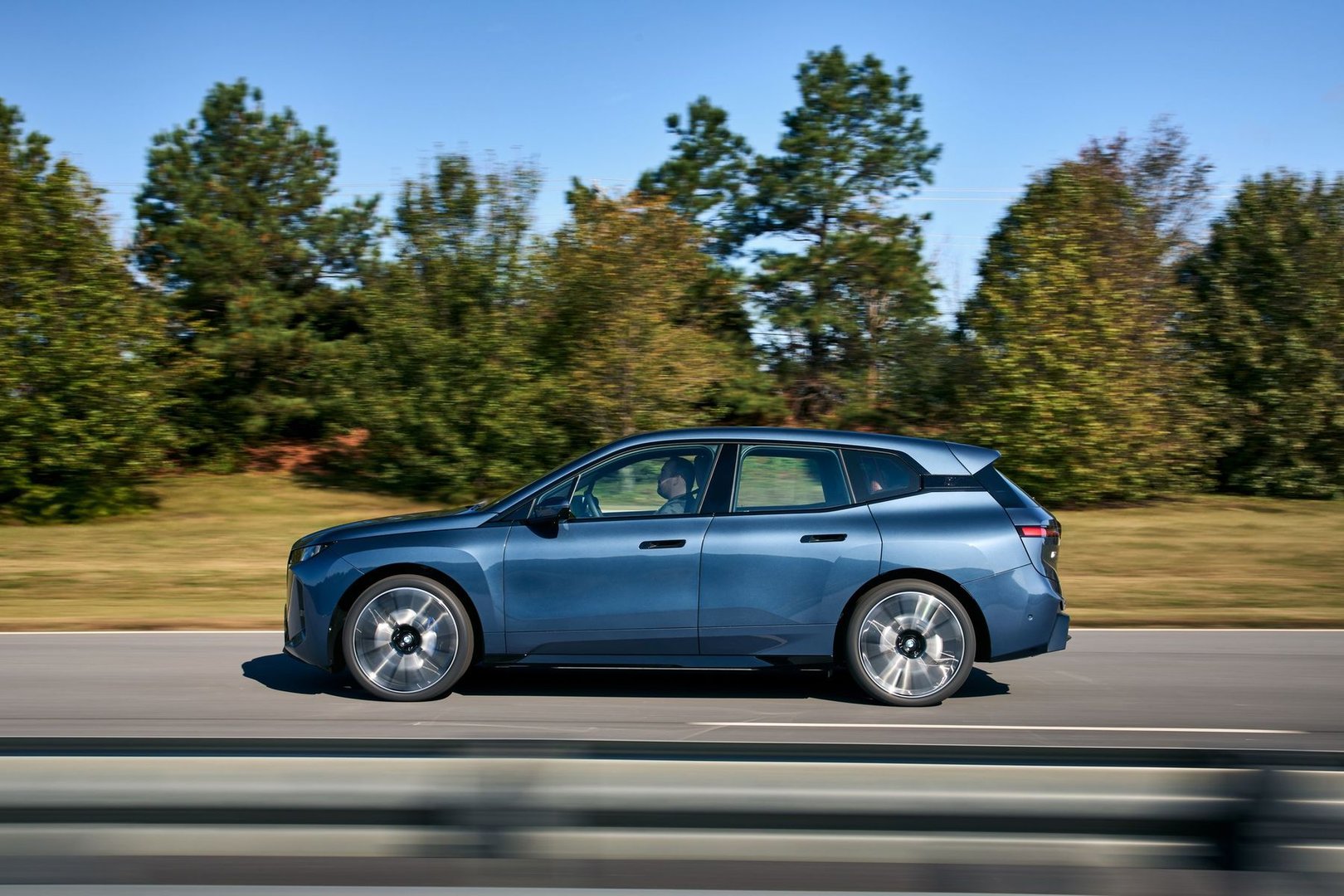bmw_iX_1_generation_restyling__SUV_5-doors__5.jpg