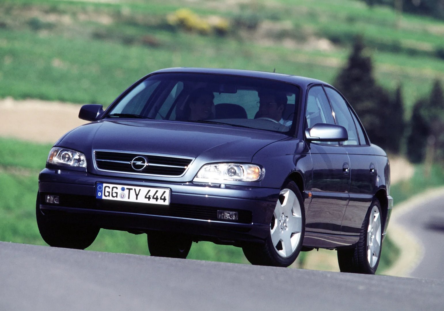 Opel_Omega_2_generation_restyling__Sedan__7.jpg