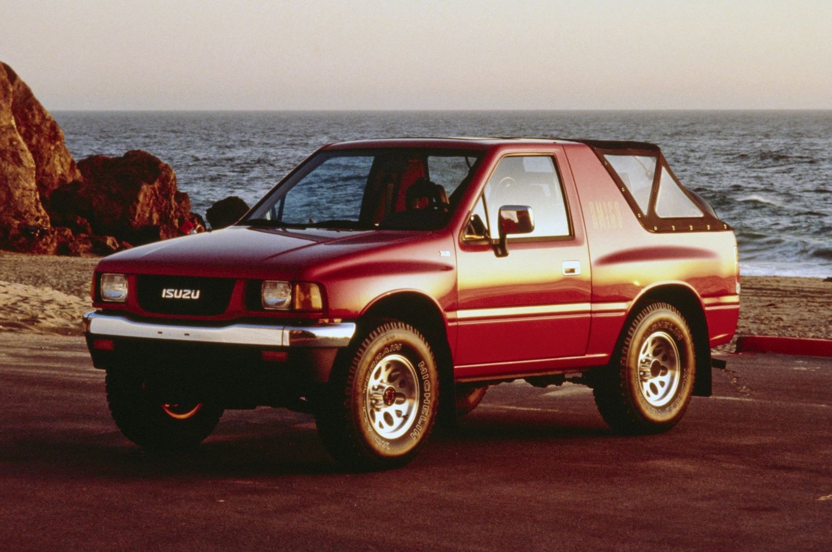 isuzu_Amigo_1_generation__SUV_cabriolet__6.jpg