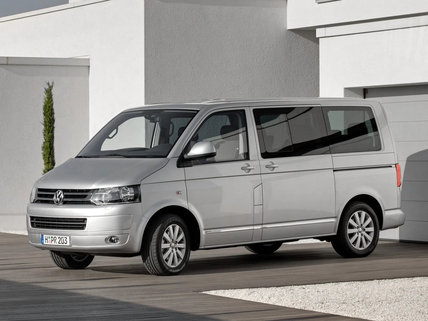 Volkswagen_Multivan_5_generation_restyling__Minivan__9.jpg