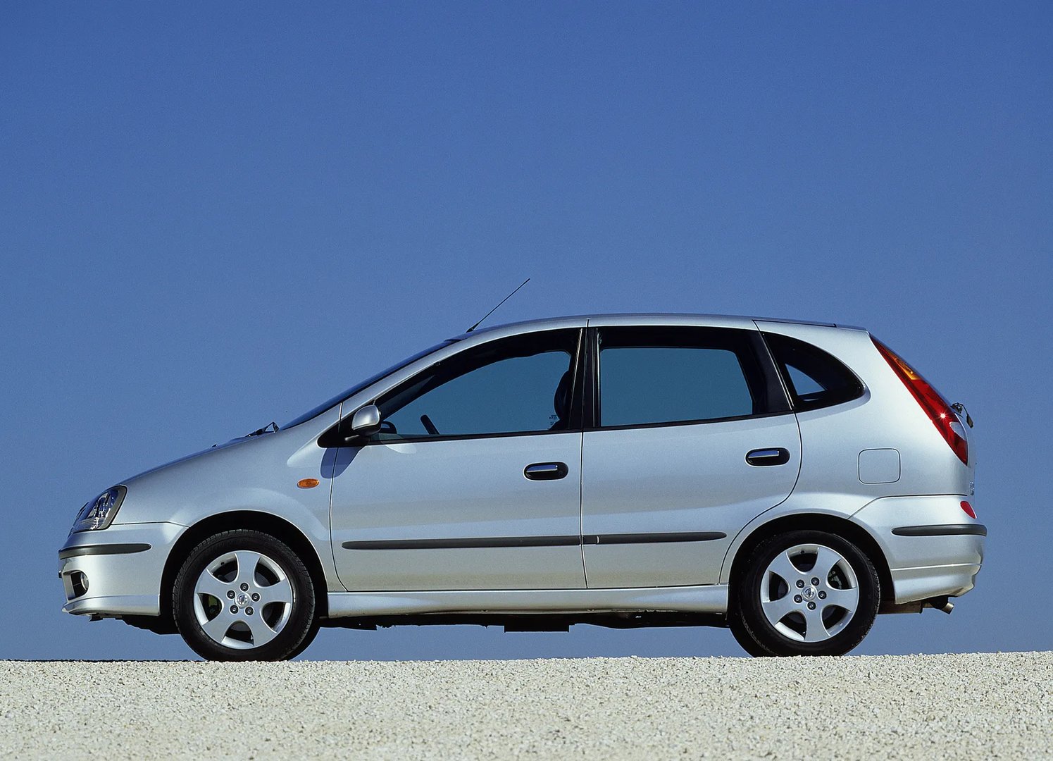 Nissan_Almera_Tino_1_generation_restyling__Minivan__2.jpg