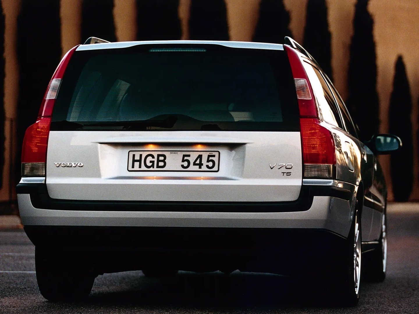 Volvo_V70_2_generation__Estate_5-door__2.jpg