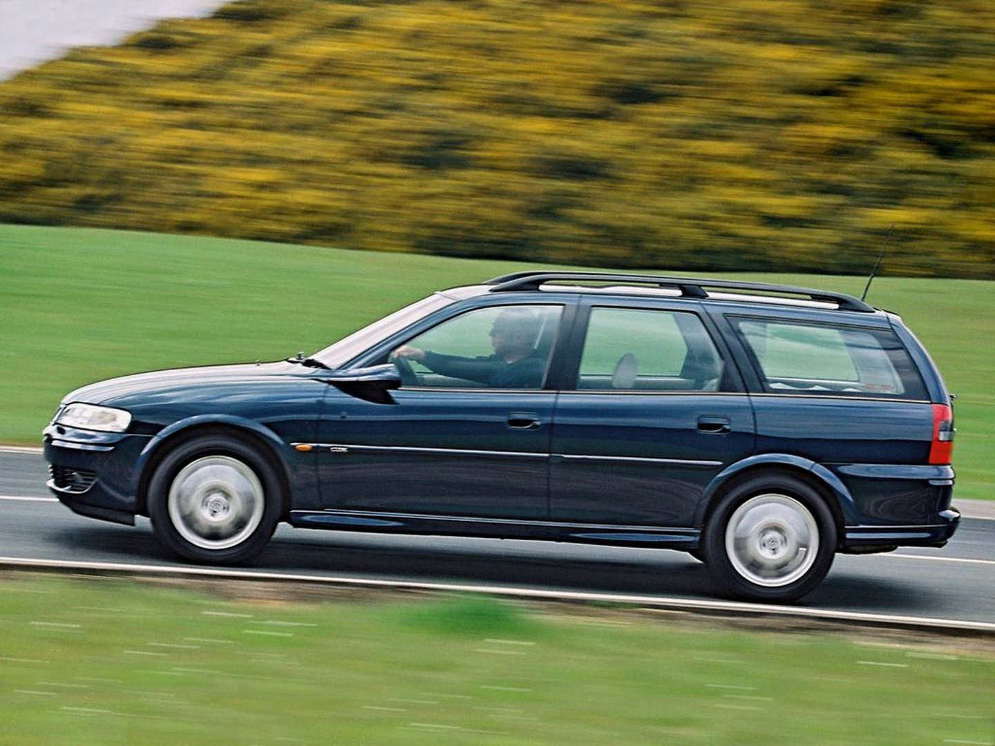 vauxhall_Vectra_2_generation__Estate_5-door__1.jpg