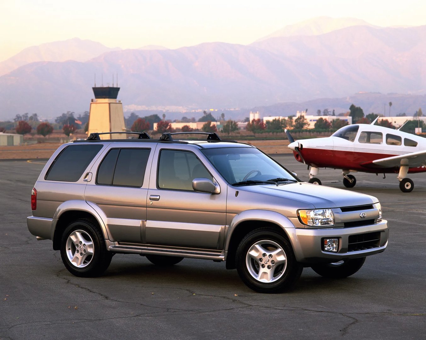 Infiniti_QX4_1_generation__SUV_5-doors__7.jpg