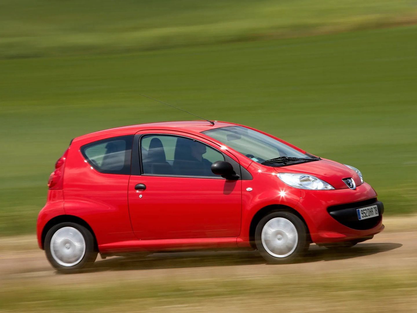 Peugeot_107_1_generation__Mini_3-doors__3.jpg