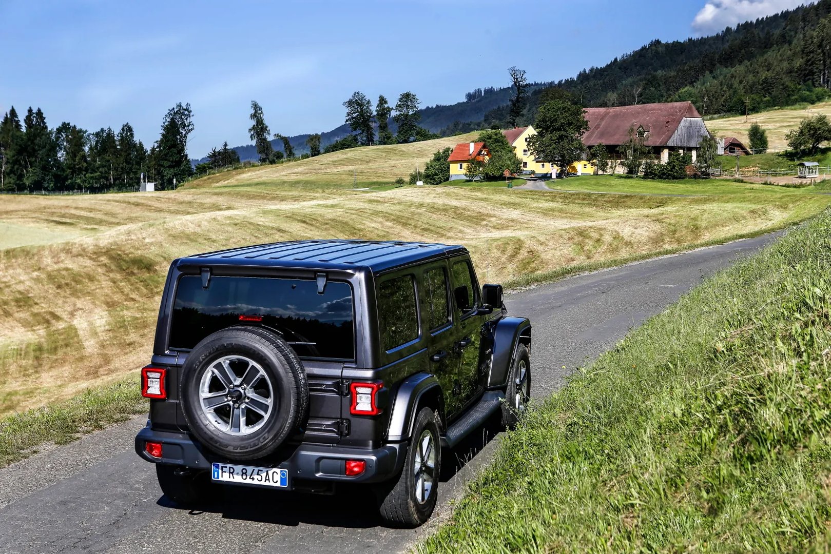 Jeep_Wrangler_4_generation__SUV_5-doors__6.jpg