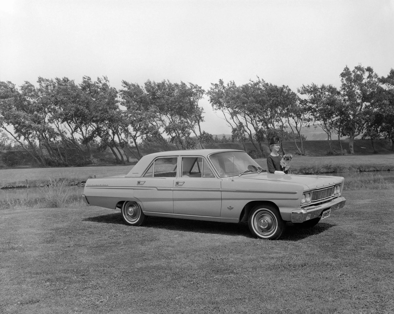 Ford_Fairlane_4_generation__Sedan__2.jpg