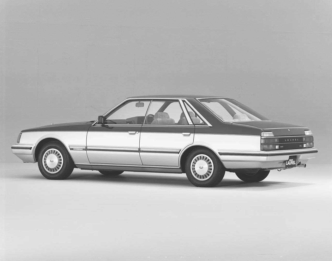 Nissan_Laurel_4_generation__Sedan__10.jpg
