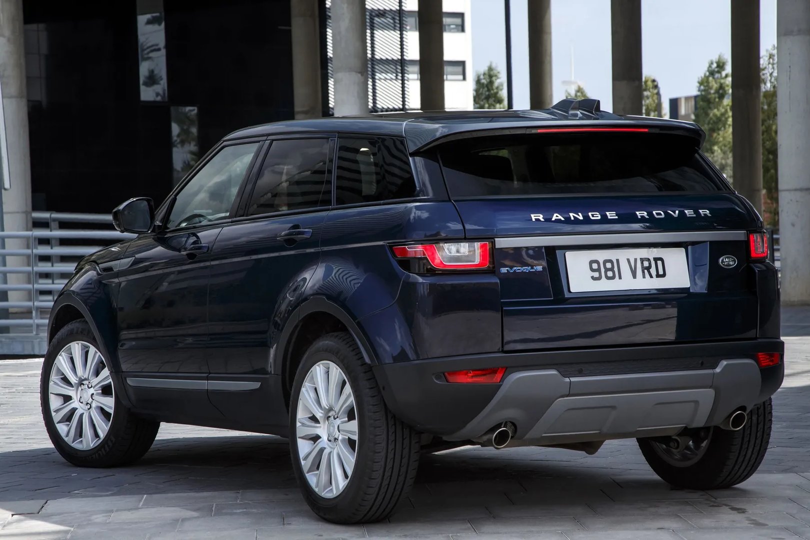 Land Rover_Range_Rover_Evoque_1_generation_restyling__SUV_5-doors__11.jpg