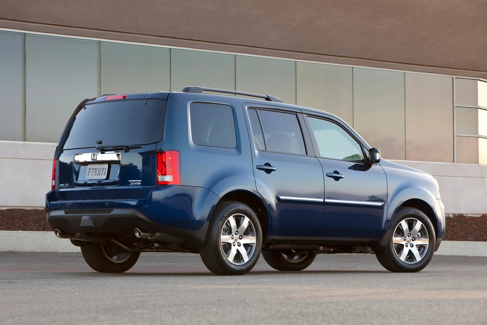 Honda_Pilot_2_generation_restyling__SUV_5-doors__3.jpg