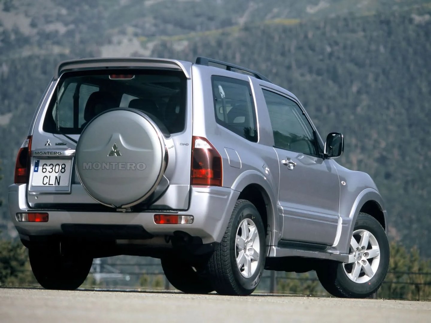 Mitsubishi_Montero_3_generation__SUV_3-doors__2.jpg