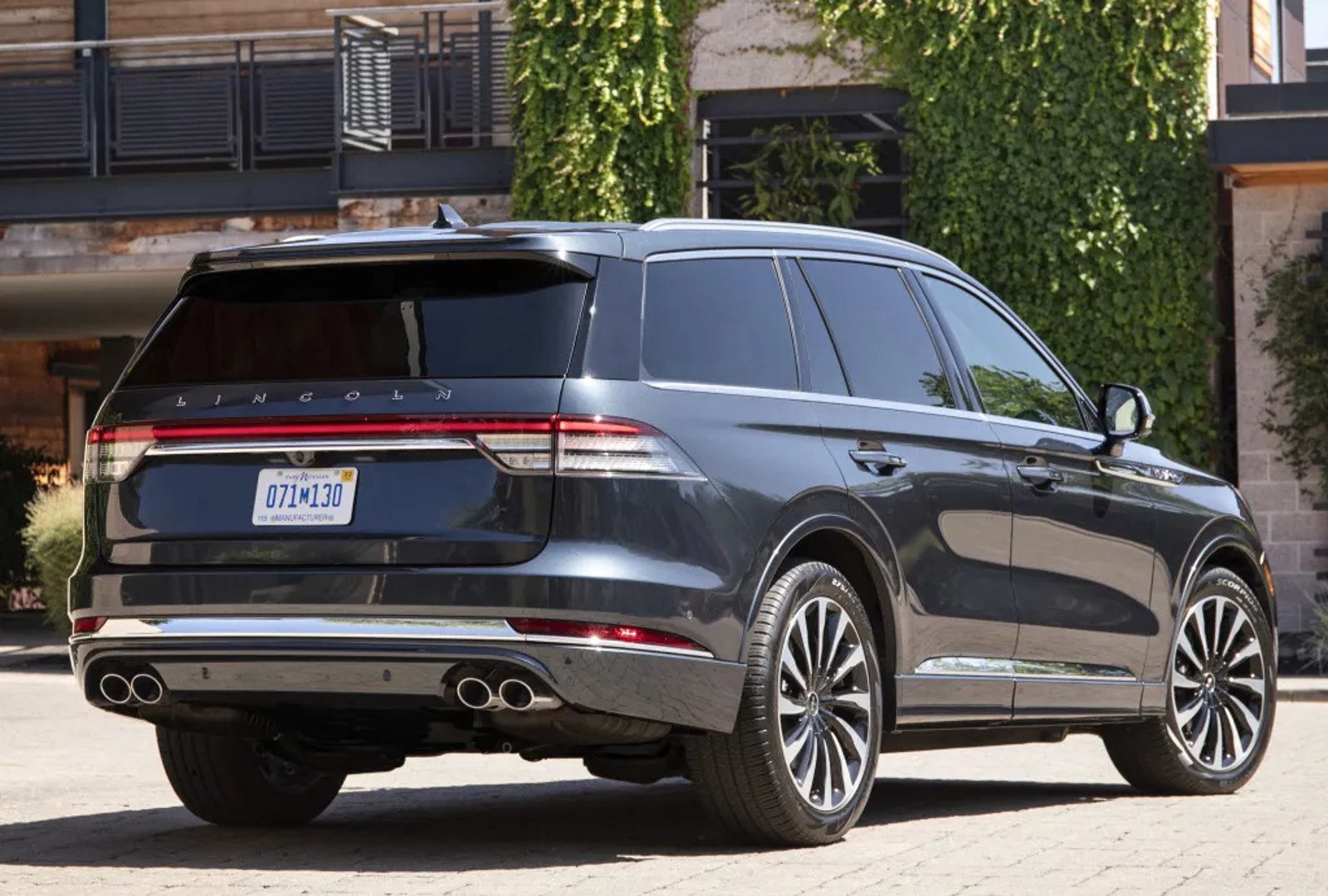 Lincoln_Aviator_2_generation__SUV_5-doors__8.jpg