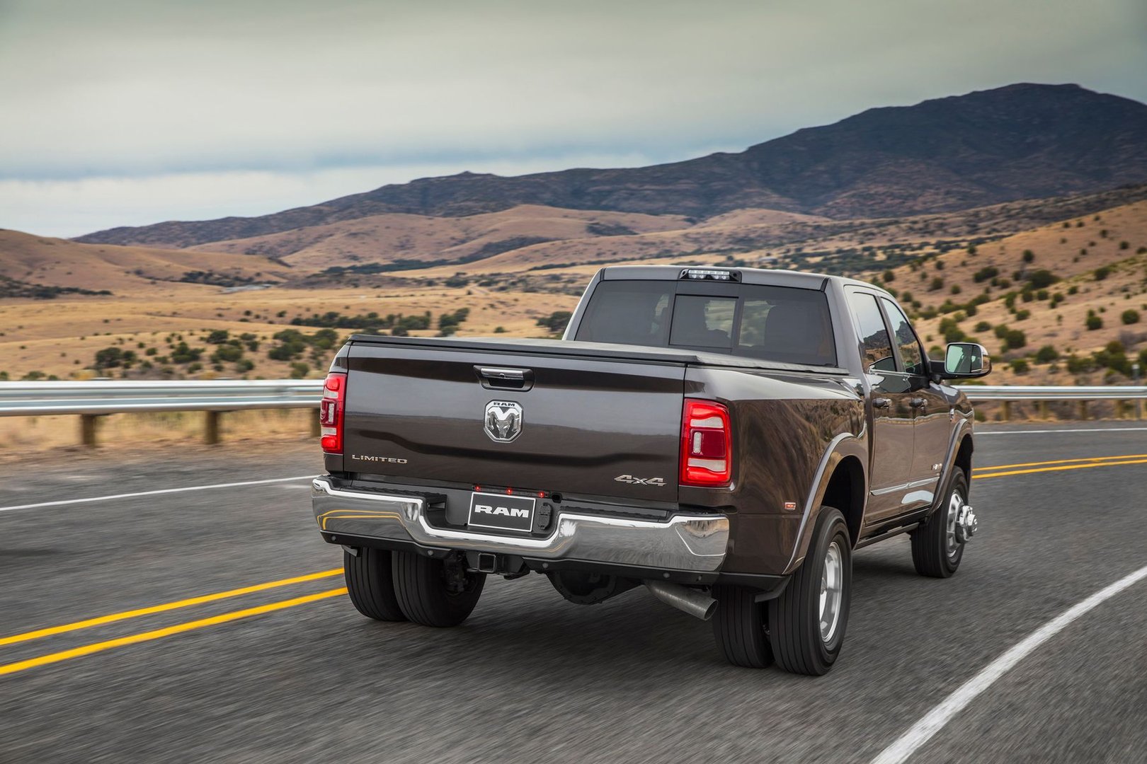 ram_3500_5_generation__Pickup_double-cab__14.jpg