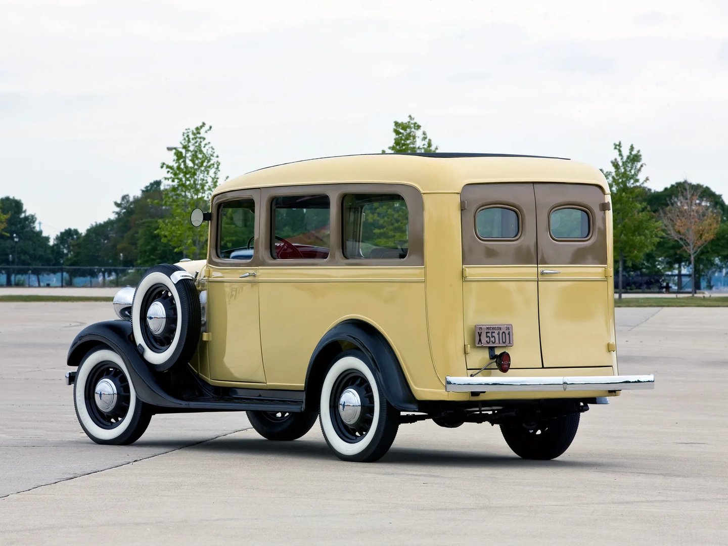 Chevrolet_Suburban_1_generation__Estate__1.jpg