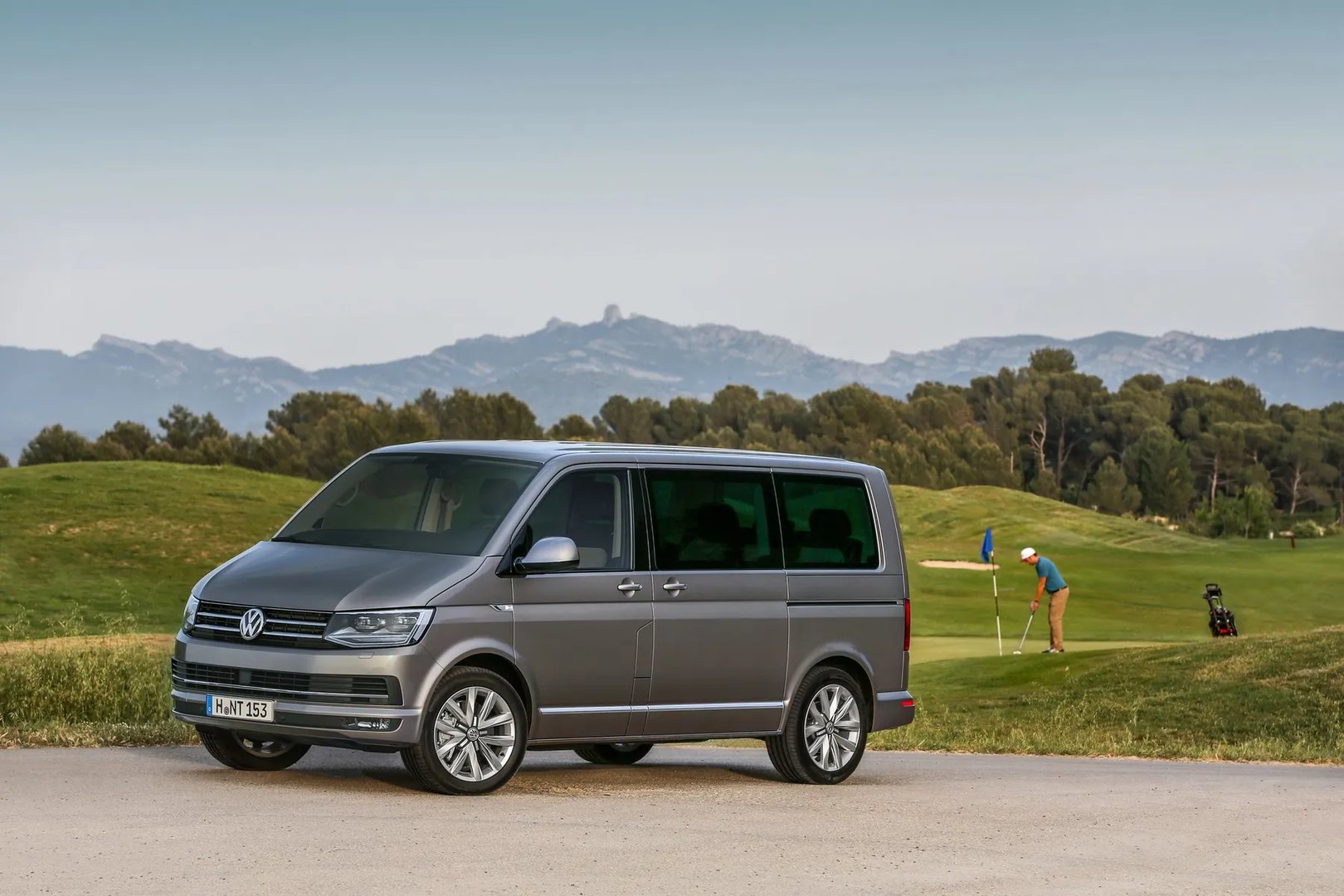 Volkswagen_Multivan_6_generation__Minivan__4.jpg