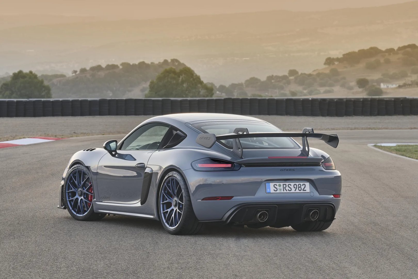 Porsche_718_Cayman_GT4_RS_1_generation__Coupe__1.jpg