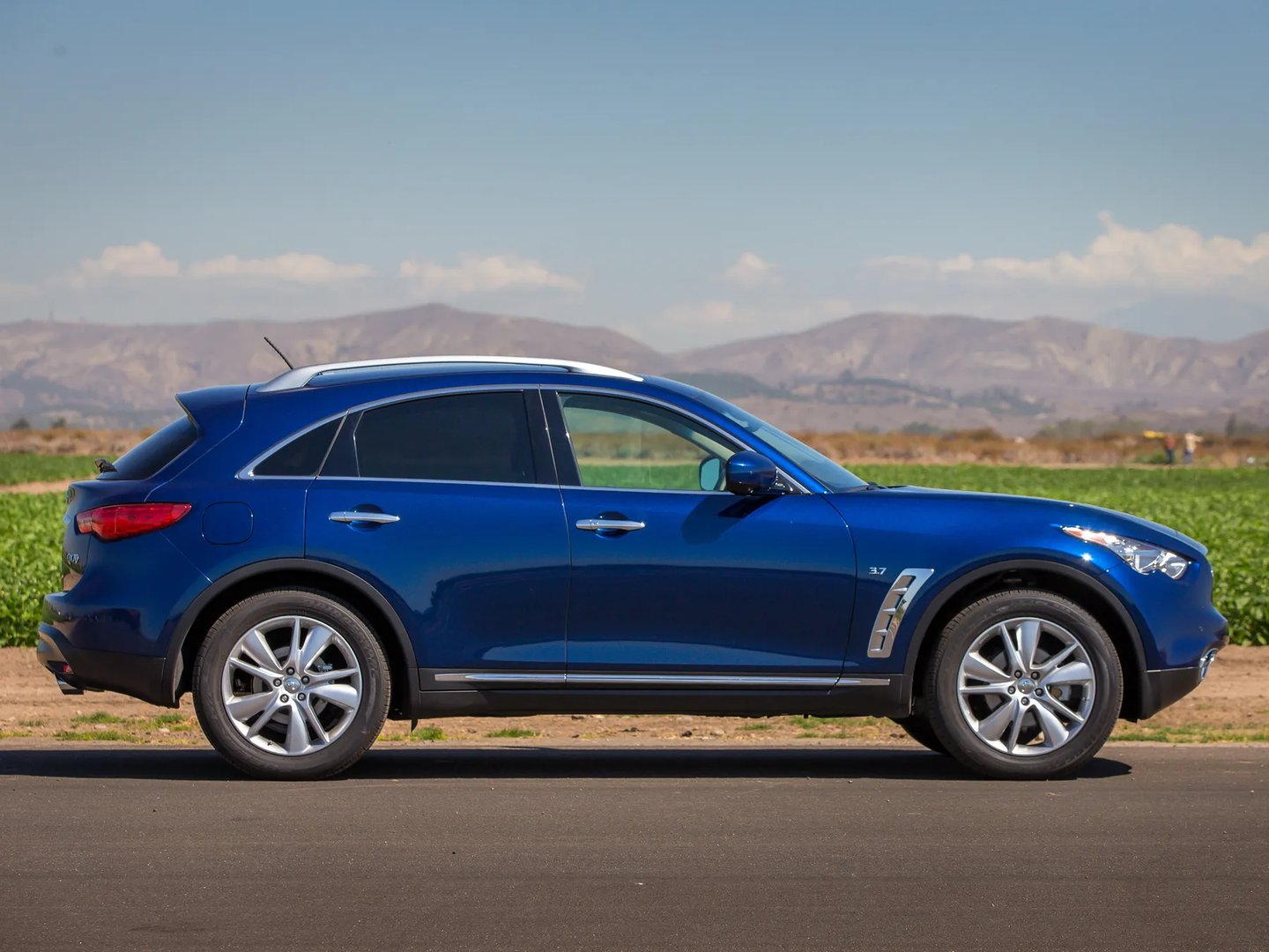 Infiniti_QX70_1_generation__SUV_5-doors__3.jpg