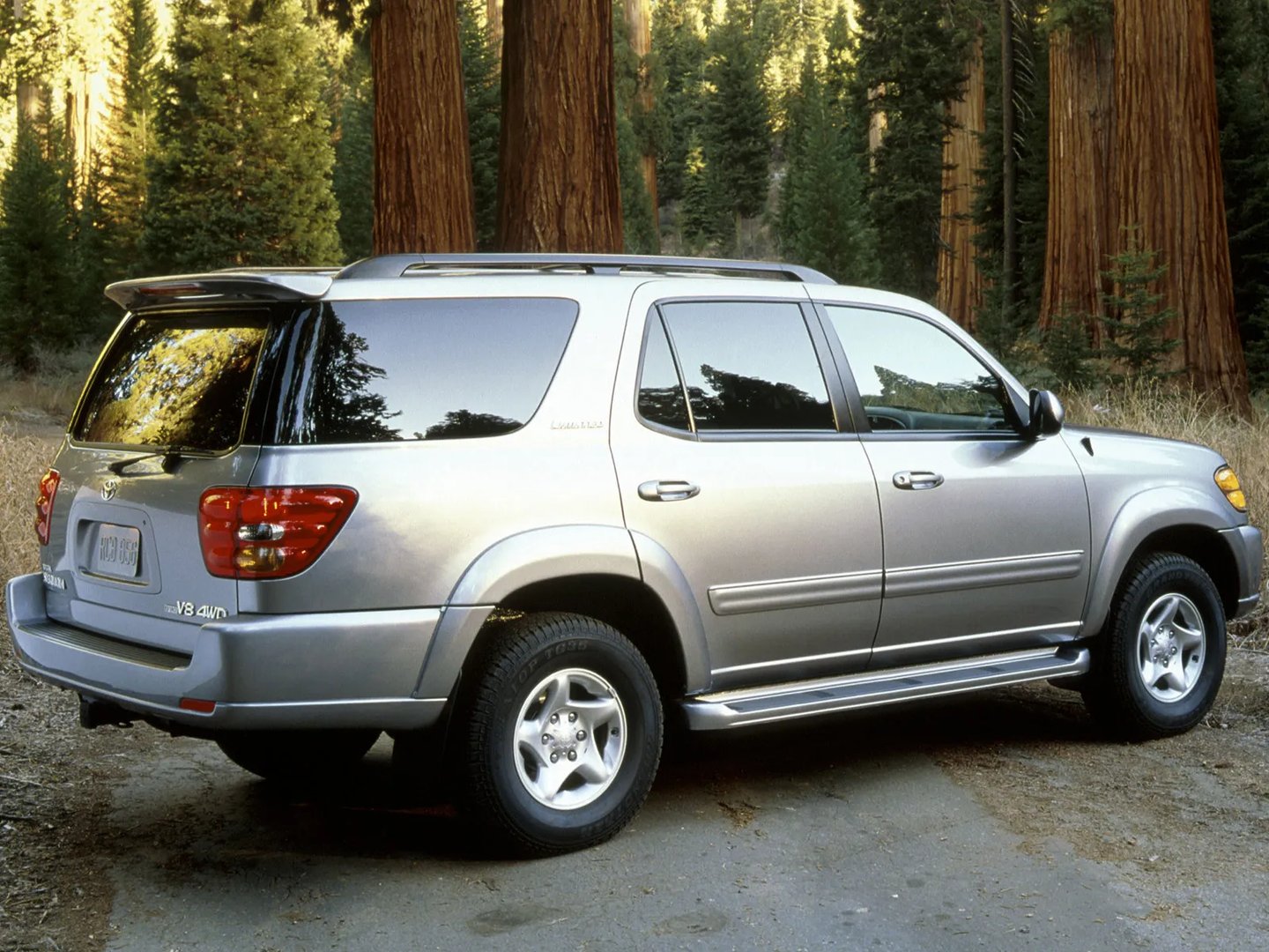 Toyota_Sequoia_1_generation__SUV_5-doors__13.jpg