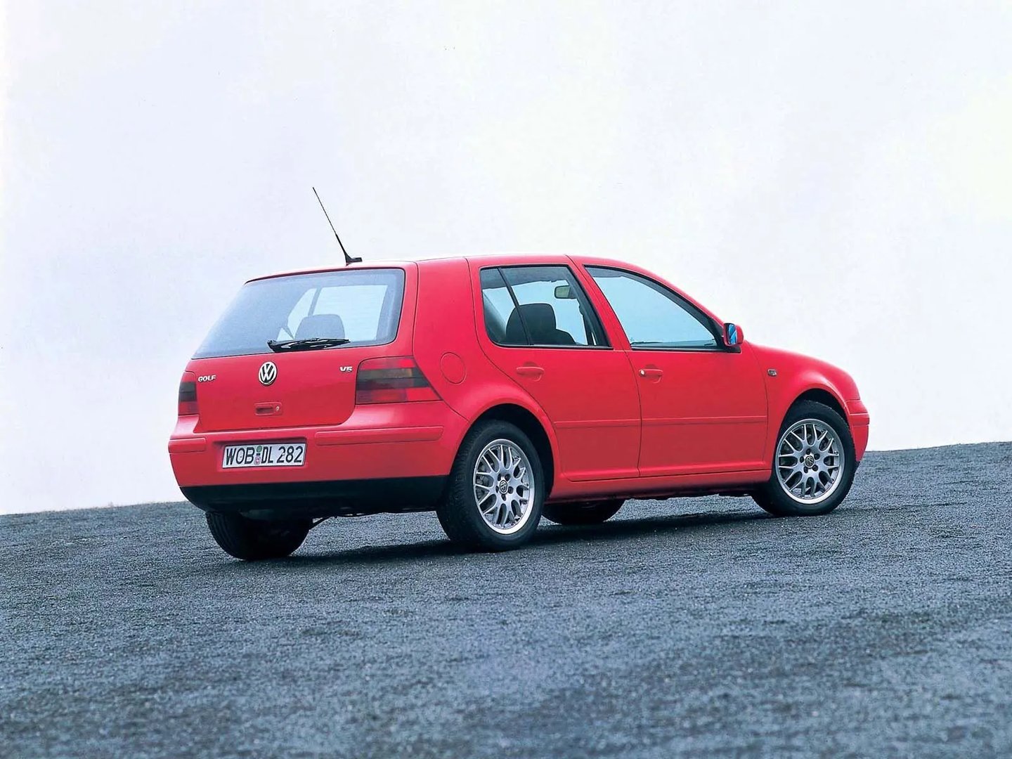 Volkswagen_Golf_4_generation__Hatchback_5-door__12.jpg