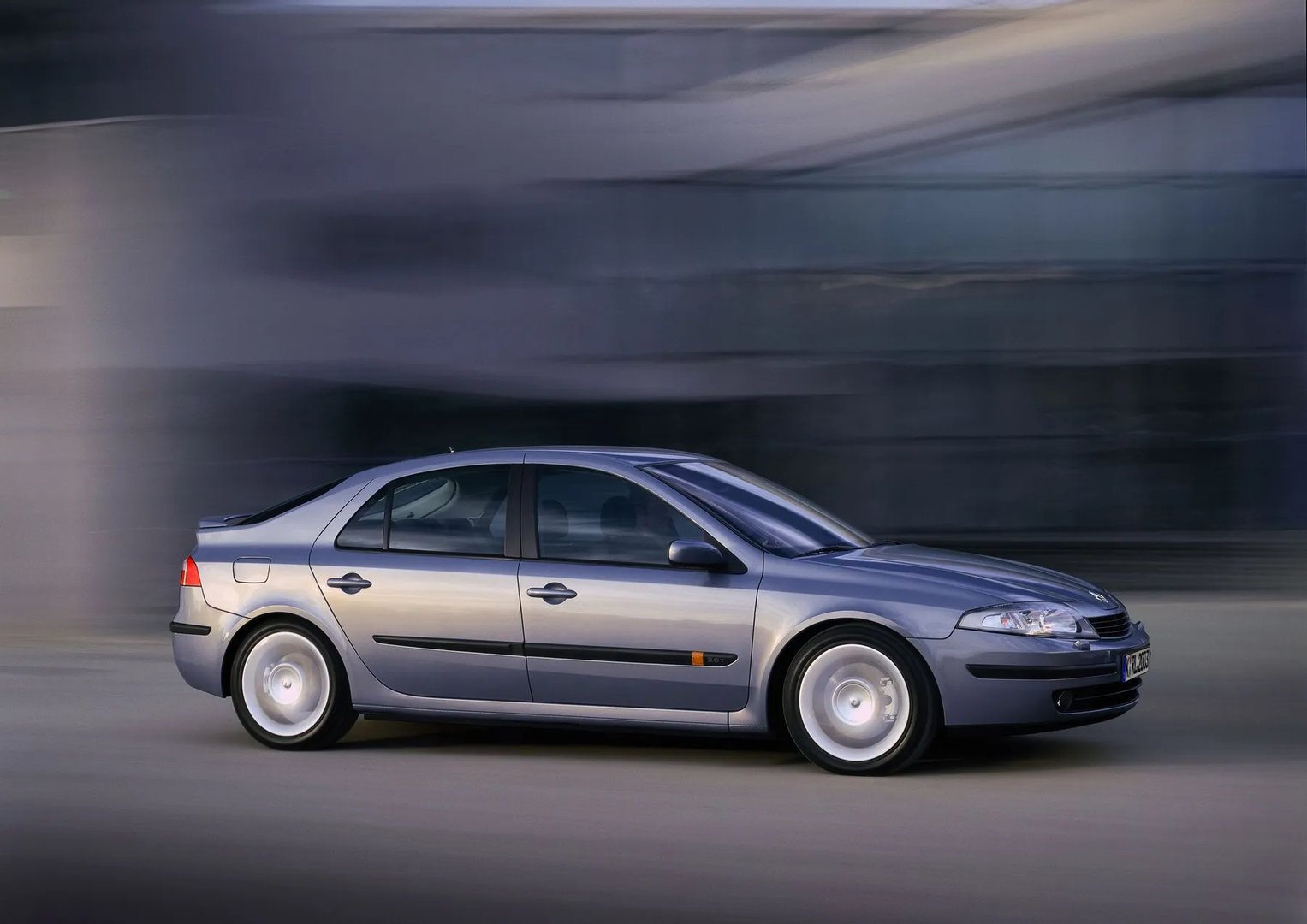 Renault_Laguna_2_generation__Liftback__5.jpg