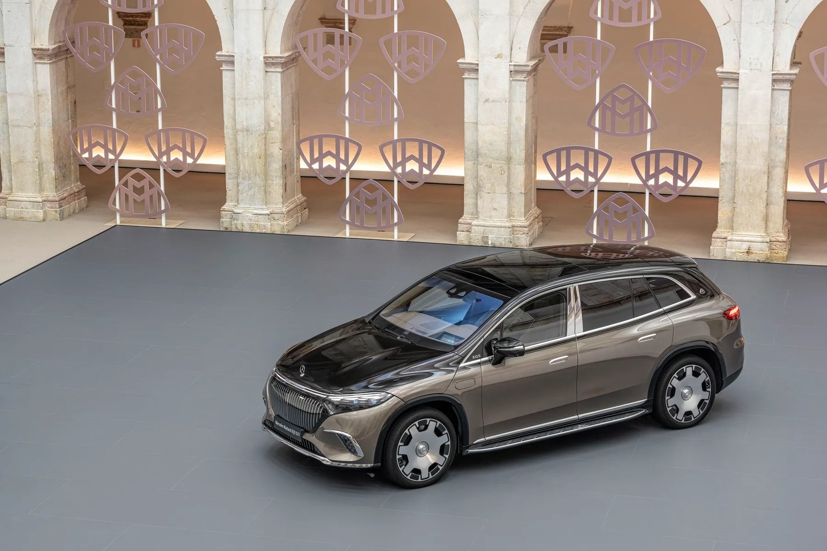Mercedes_Maybach_EQS_1_generation__SUV_5-doors__9.jpg
