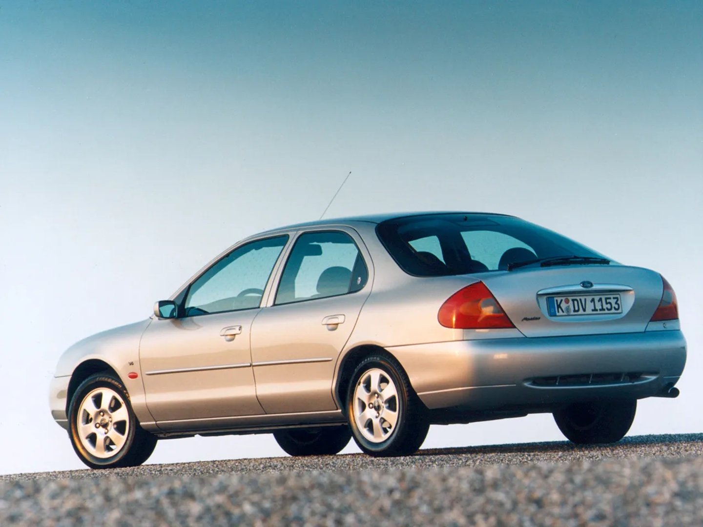 Ford_Mondeo_2_generation__Liftback__1.jpg