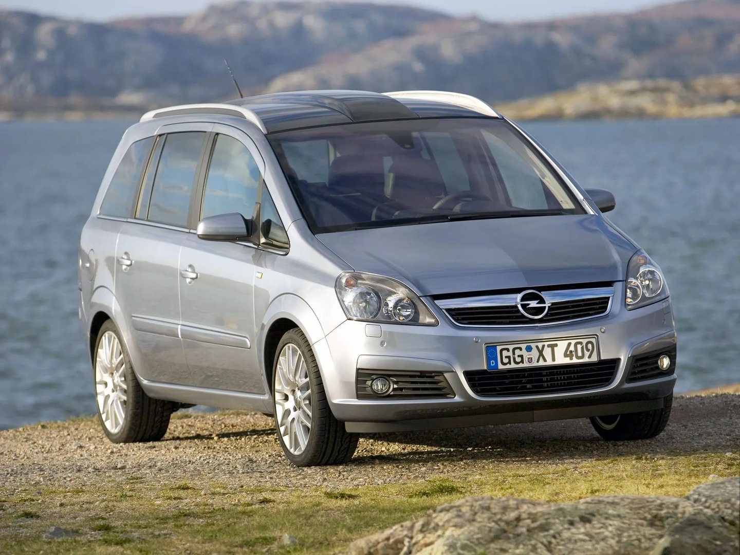 Opel_Zafira_2_generation__Compact_Van__13.jpg