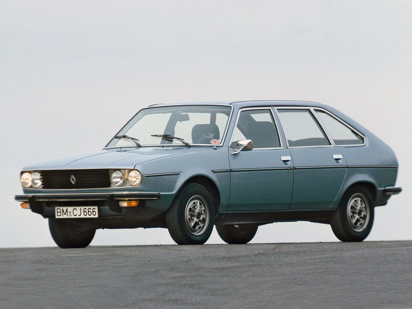 Renault_30_1_generation__Hatchback_5-door__2.jpg