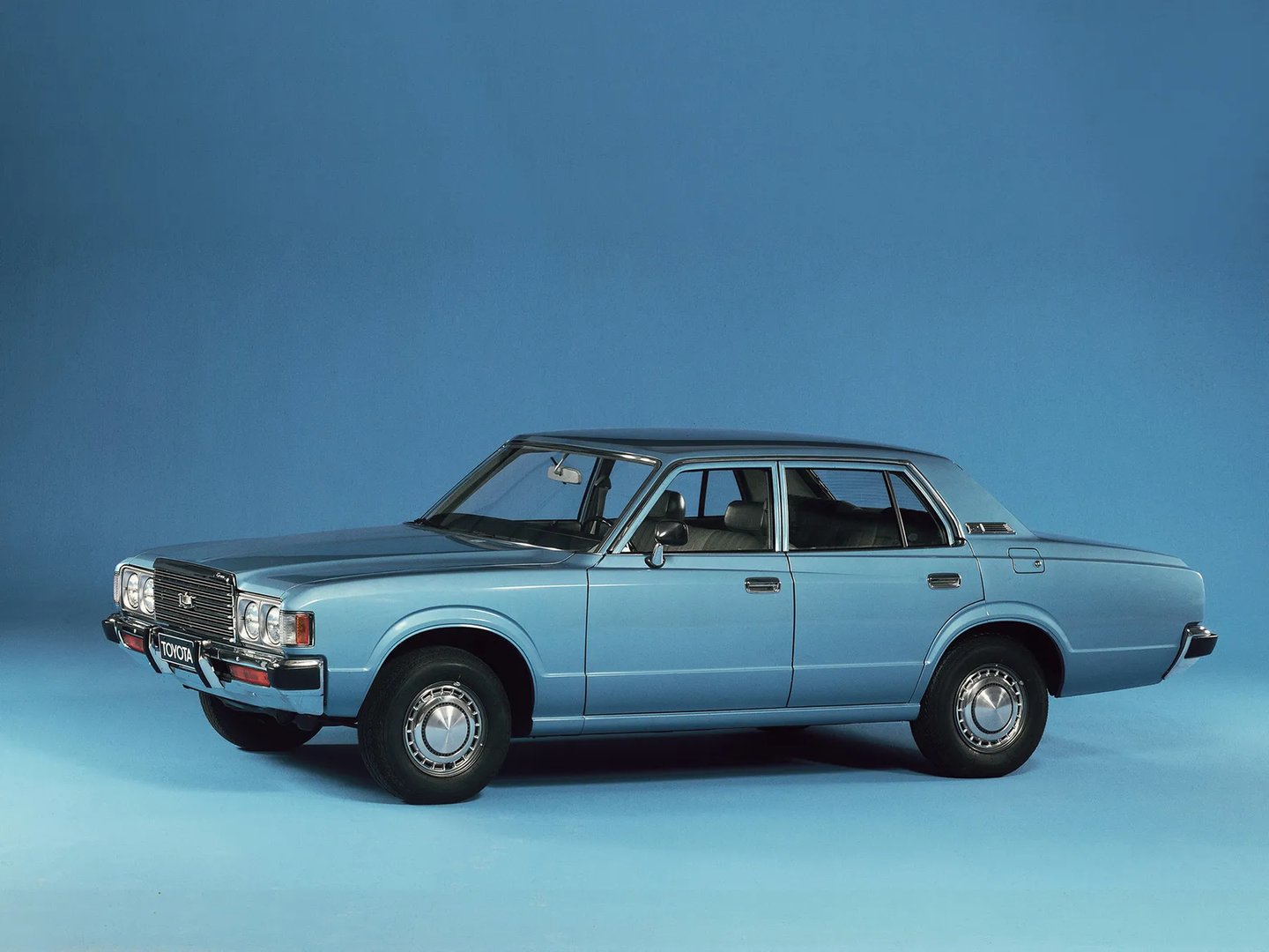 Toyota_Crown_5_generation__Sedan__7.jpg