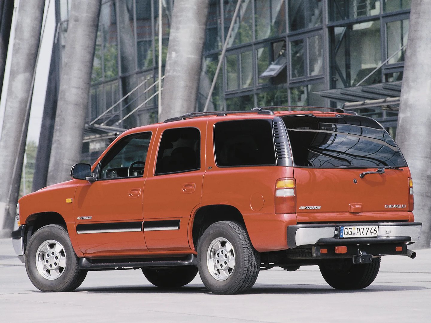 Chevrolet_Tahoe_2_generation__SUV_5-doors__3.jpg