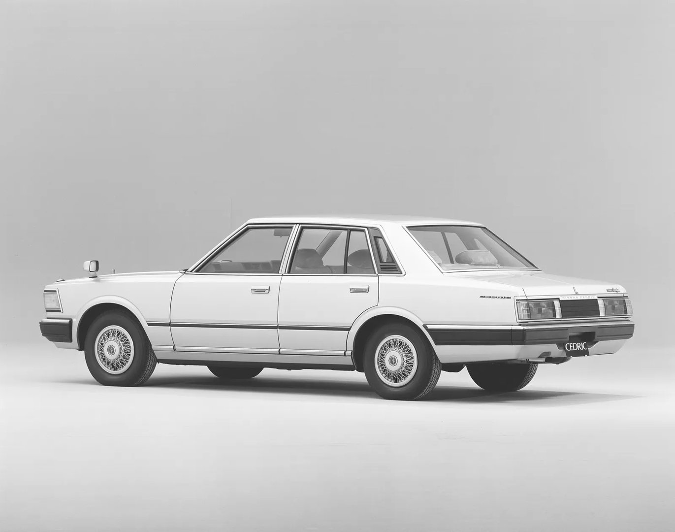 Nissan_Cedric_5_generation__Sedan__4.jpg
