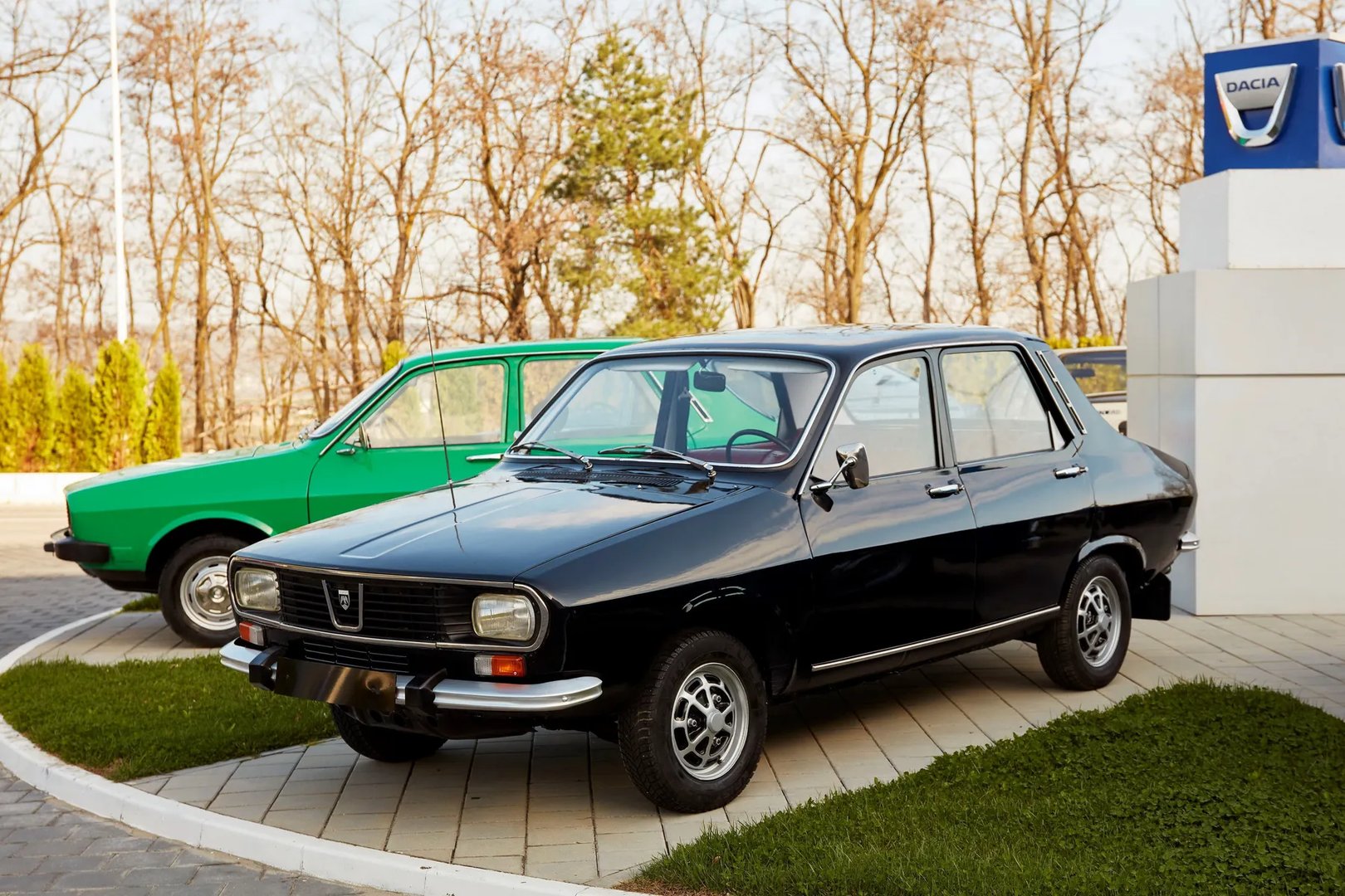Dacia_1300_1_generation__Sedan__1.jpg