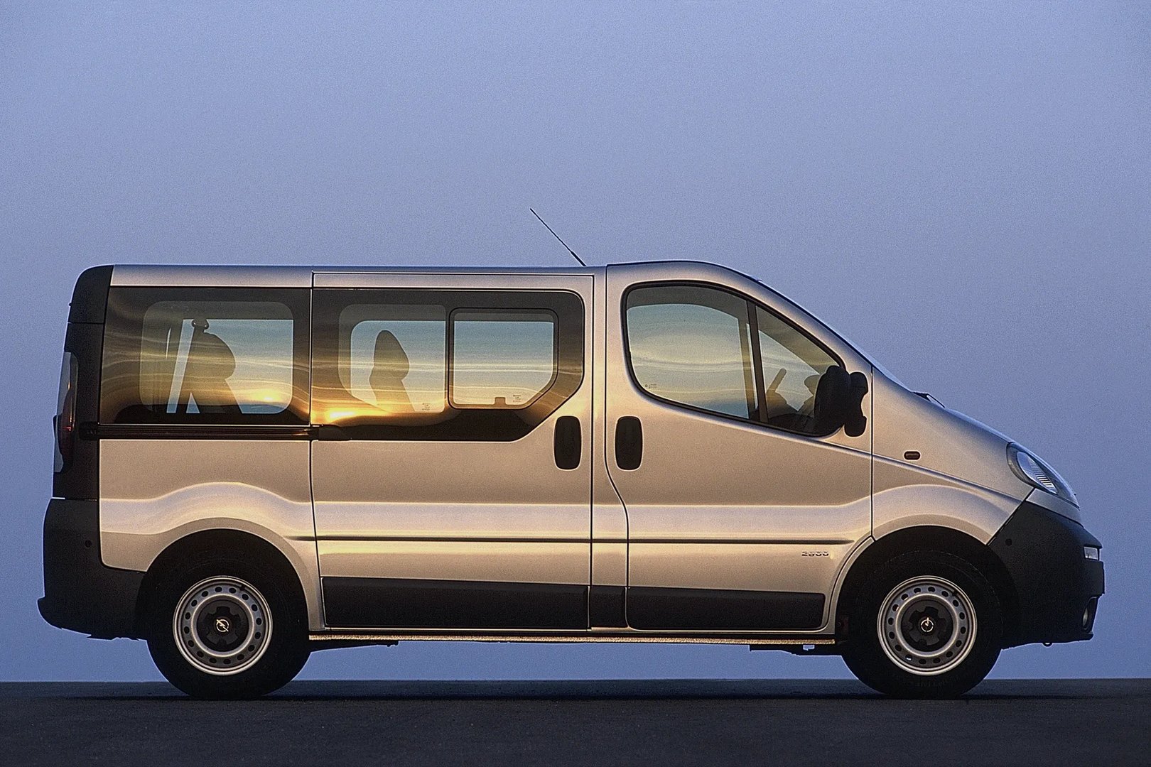 Opel_Vivaro_1_generation__Minivan__8.jpg