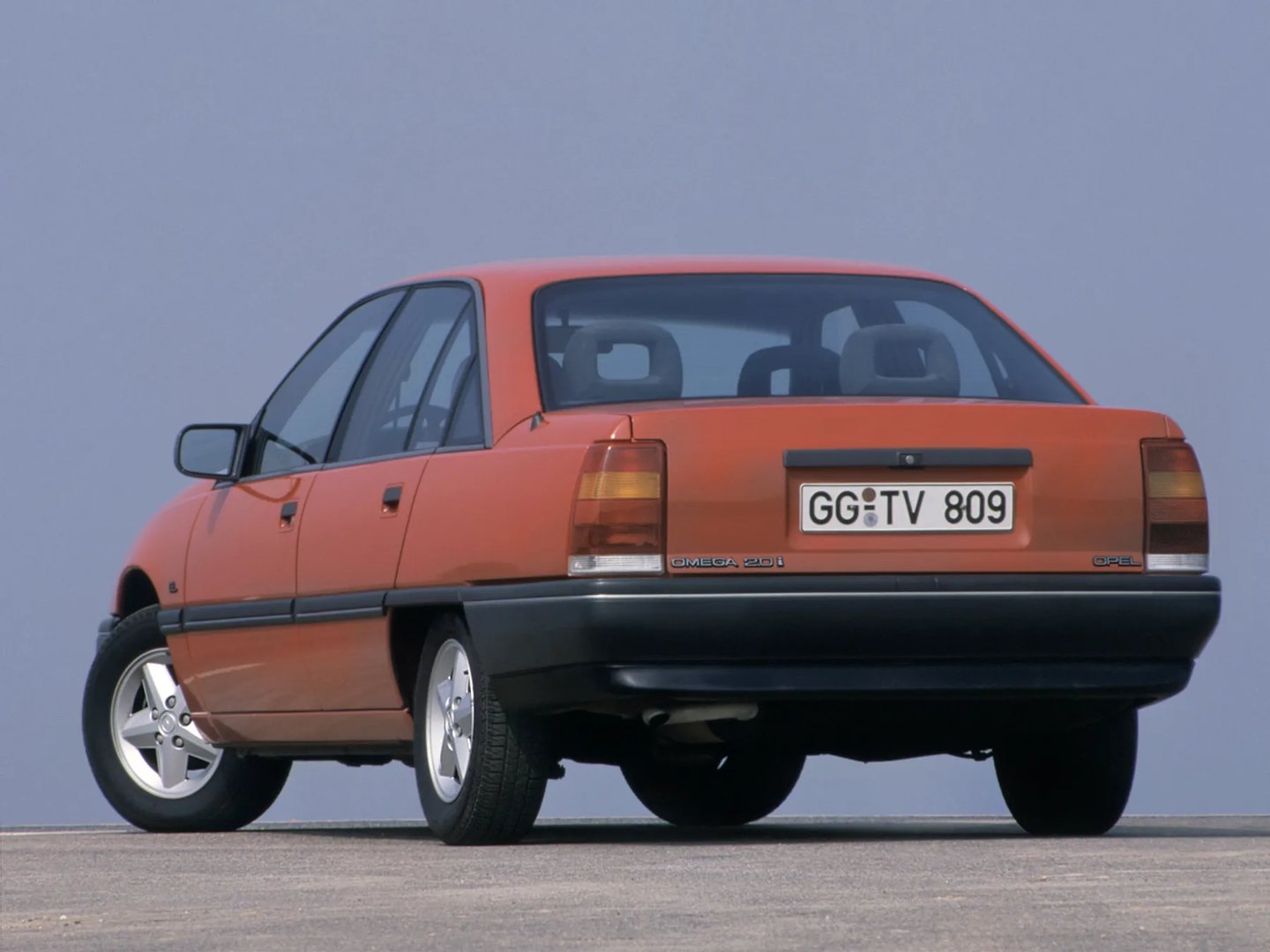Opel_Omega_1_generation__Sedan__1.jpg