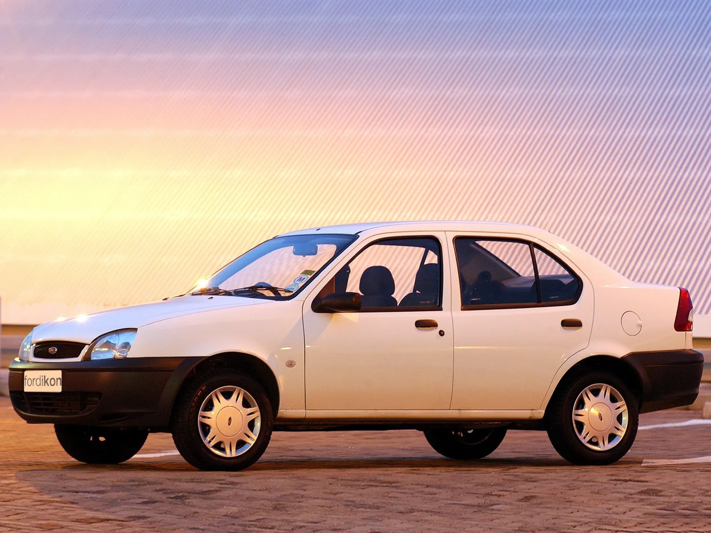 Ford_Ikon_1_generation__Sedan__1.jpg
