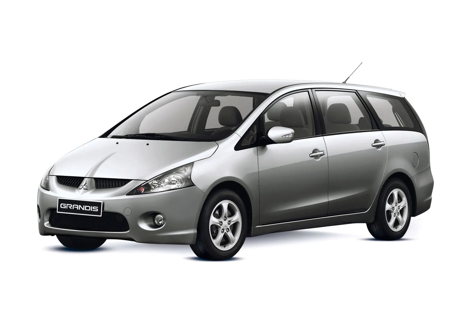 Mitsubishi_Grandis_1_generation__Minivan__8.jpg