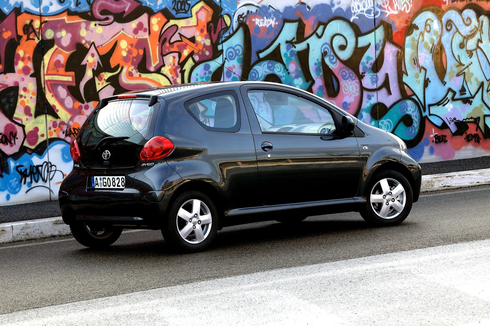 Toyota_Aygo_1_generation__Mini_3-doors__4.jpg