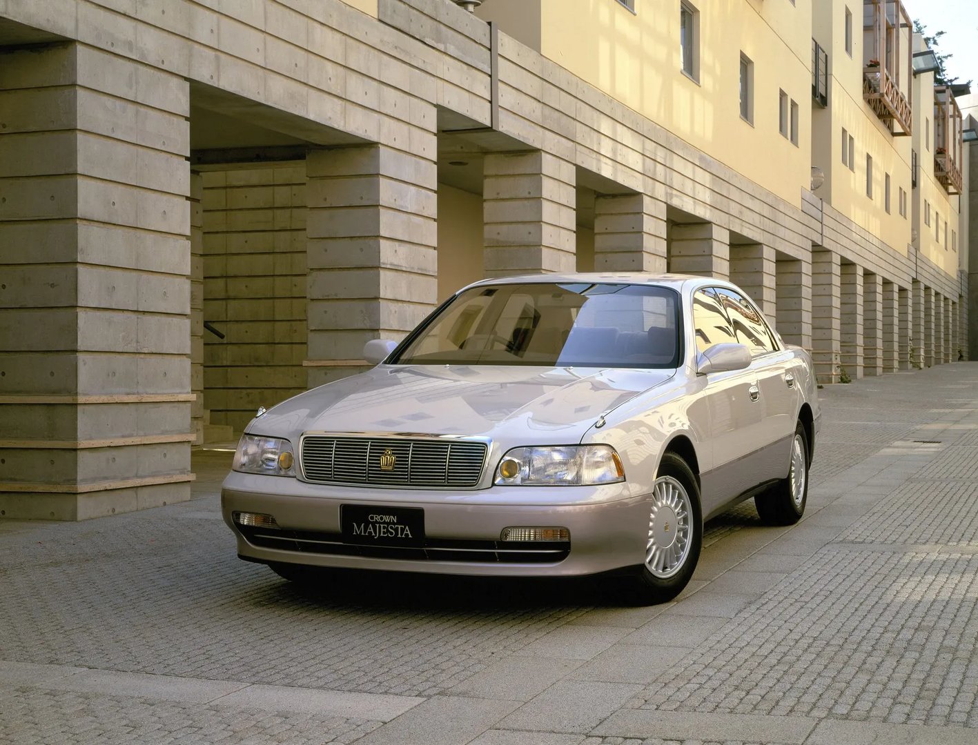 Toyota_Crown_Majesta_1_generation__Sedan__1.jpg